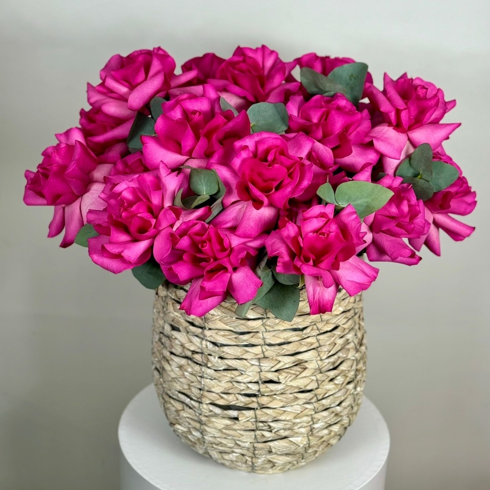 

Среднее кашпо с розовыми французскими розами