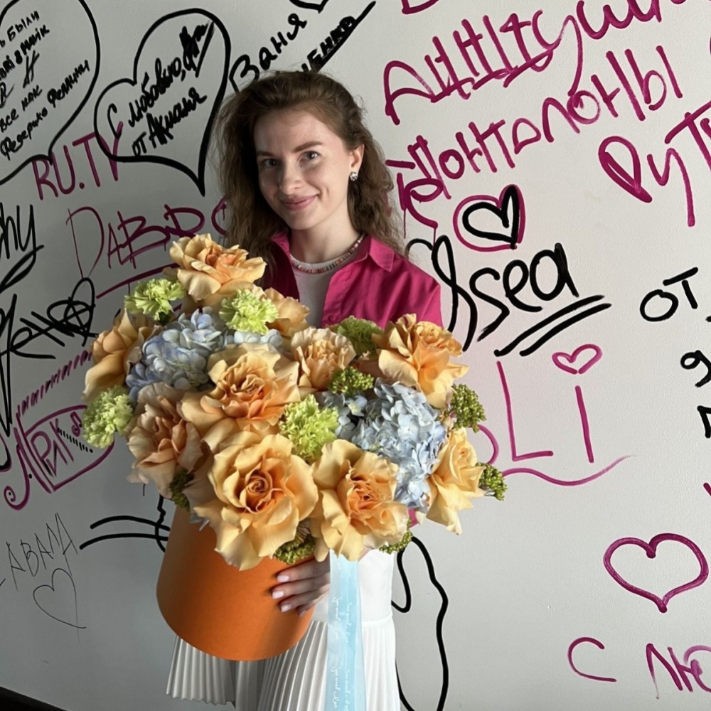 

Шляпная коробка с гортензией и французской розой