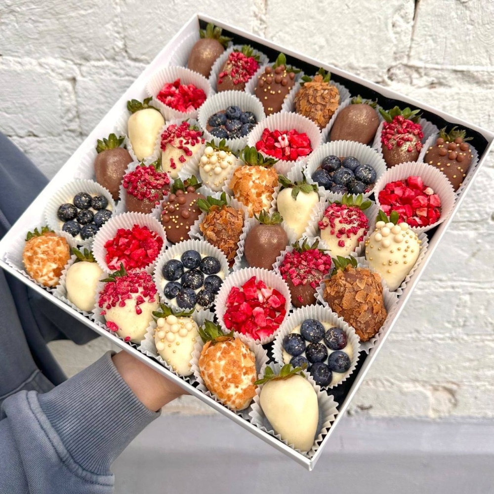 

XL Ассорти в белом и молочном шоколаде "Berry Kingdom с клубникой" (клубника, голубика)