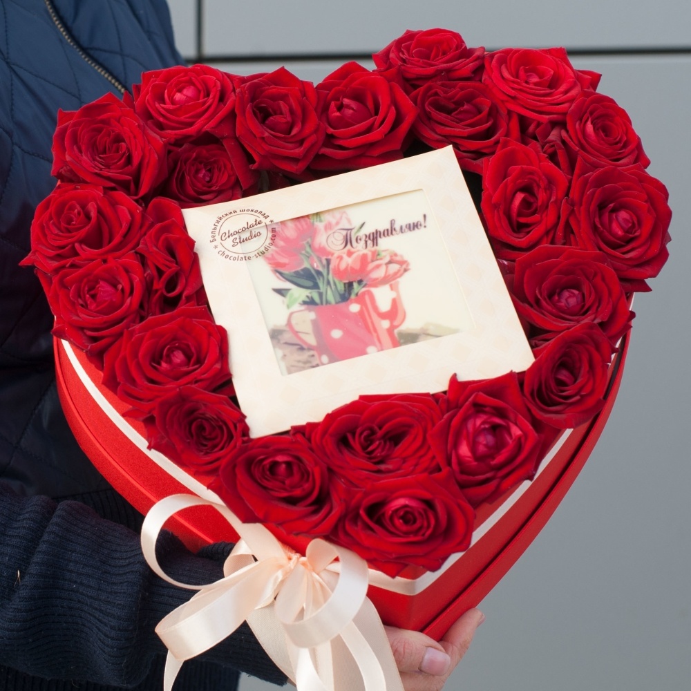 

Коробка с цветами Поздравляю!