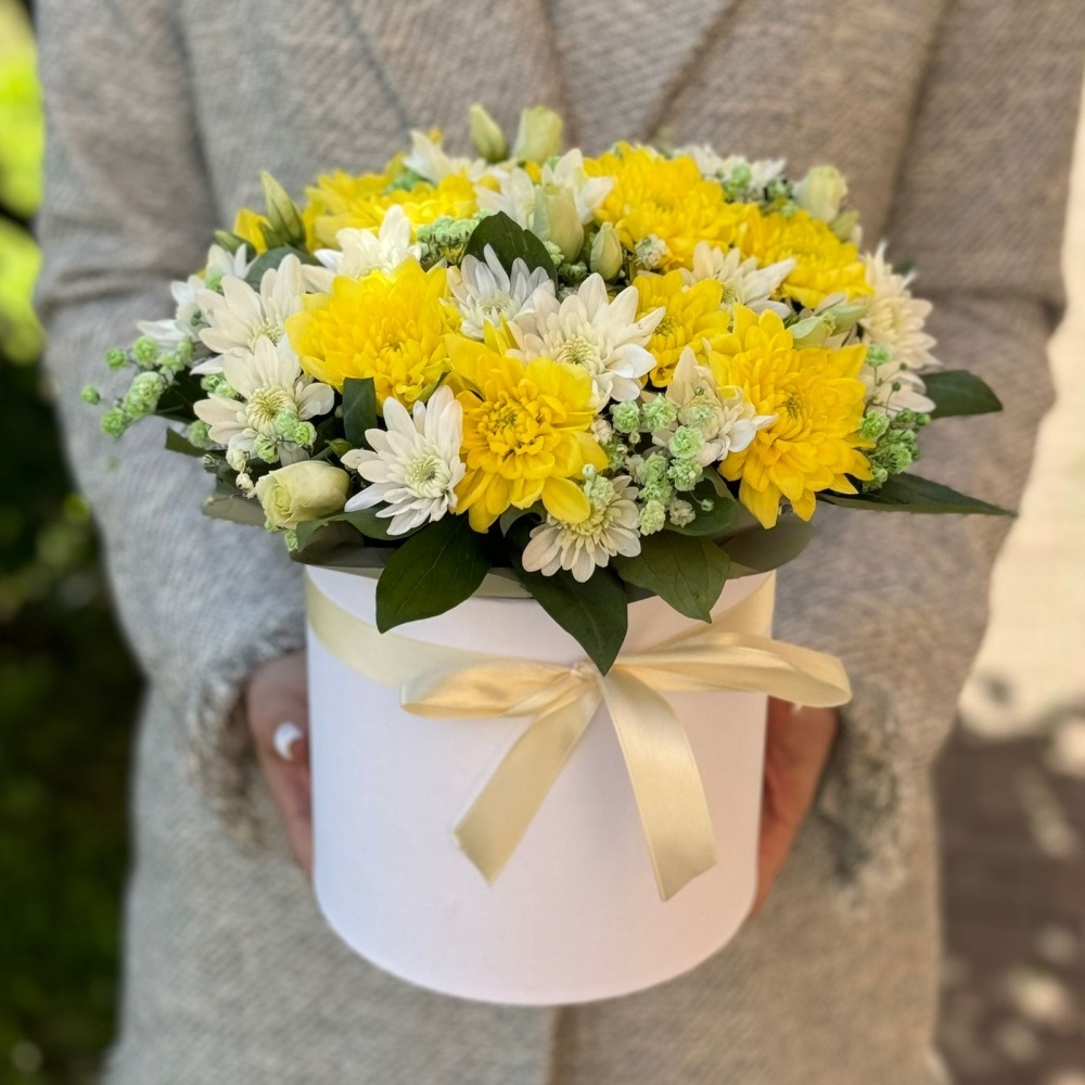 

Композиция в шляпной коробке из хризантемы