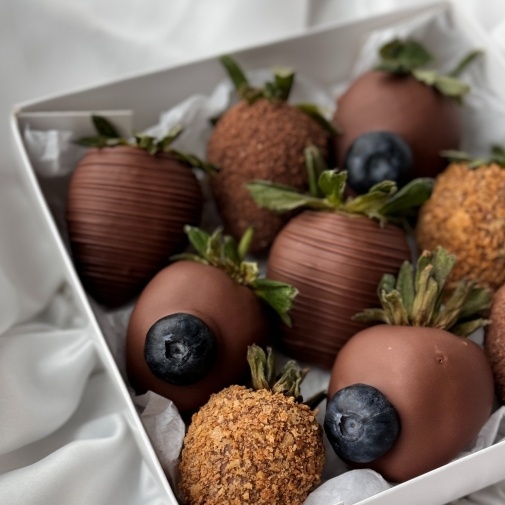 Strawberries in chocolate set: "Belgian classic" - image of a bouquet 2