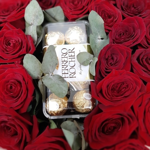 A heart with Ferrero - image of a bouquet 3