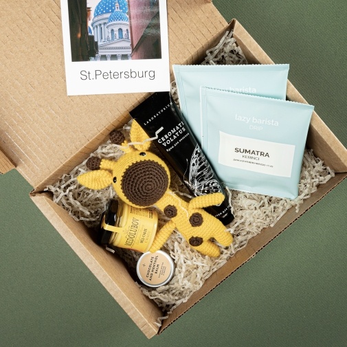 Gift box with a little crochet giraffe - image of a bouquet 2