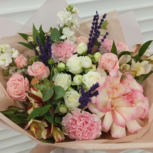Bouquet of Roses, Chrysanthemums and Lisianthus