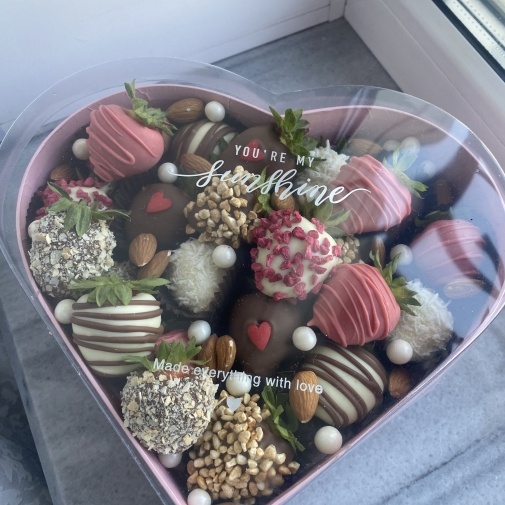 Strawberries in Belgian chocolate "Heart" - image of a bouquet 2