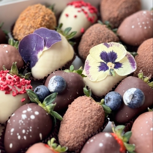 Клубника в шоколаде набор: "Вкус и цвет" M - изображение букета 4