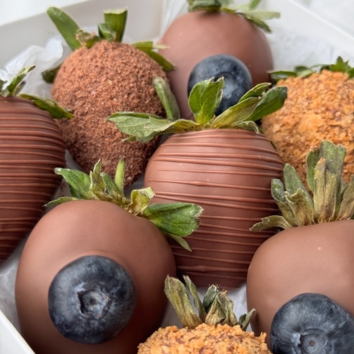 Strawberries in chocolate set: "Belgian classic" - image of a bouquet 3