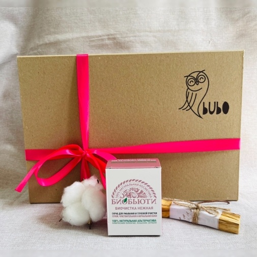A set of care cosmetics in a gift box - image of a bouquet 3