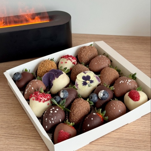 Клубника в шоколаде набор: "Вкус и цвет" M - изображение букета 2