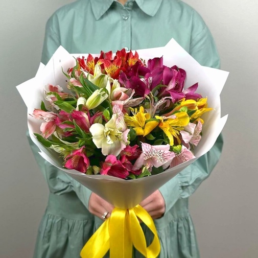 Bouquet of 9 colorful alstroemerias