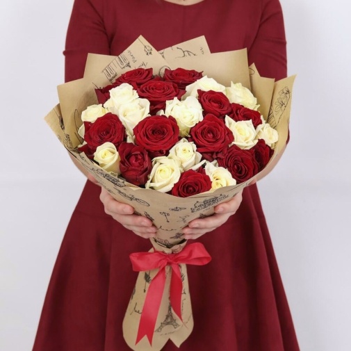 Bouquet of 25 red and white roses - image of a bouquet 2