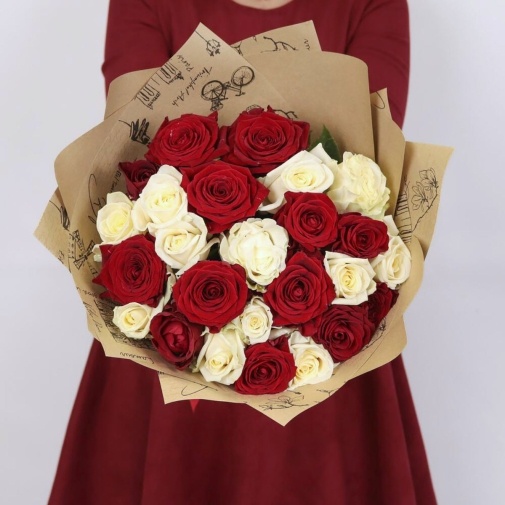 Bouquet of 25 red and white roses - image of a bouquet 3
