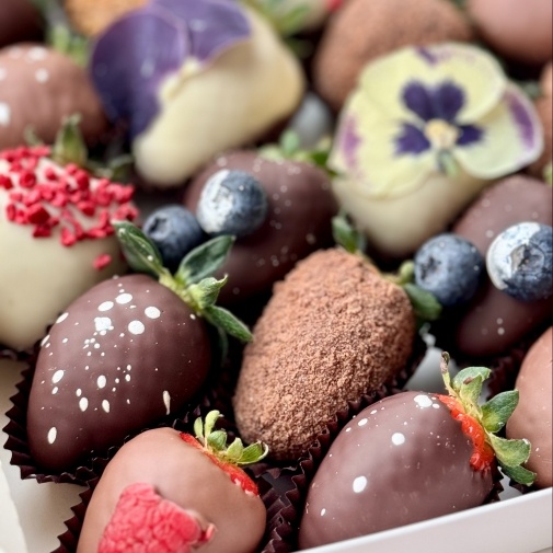 Клубника в шоколаде набор: "Вкус и цвет" M - изображение букета 3