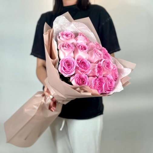 A bouquet of 15 pink roses - image of a bouquet 2