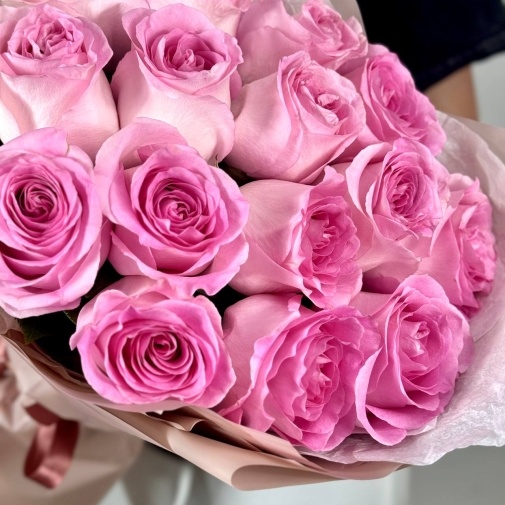 A bouquet of 15 pink roses - image of a bouquet 3