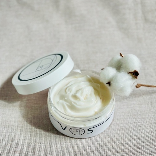 Beauty box with luxurious care cosmetics for face and body - image of a bouquet 3