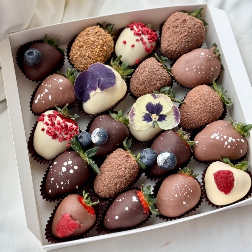 Клубника в шоколаде набор: "Вкус и цвет" M