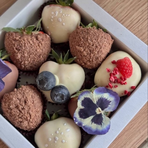 Strawberry in chocolate set: "Viola with cookies" - image of a bouquet 2