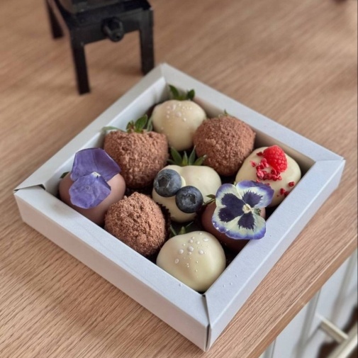 Strawberry in chocolate set: "Viola with cookies"