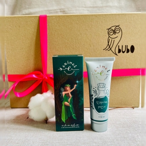 A set of care cosmetics in a gift box - image of a bouquet 2